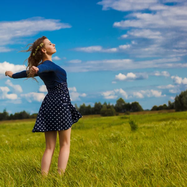 Elegante chica hipster en el vestido azul con las flores en el campo —  Fotos de Stock