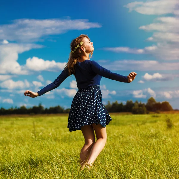 Elegante chica hipster en el vestido azul con las flores en el campo —  Fotos de Stock