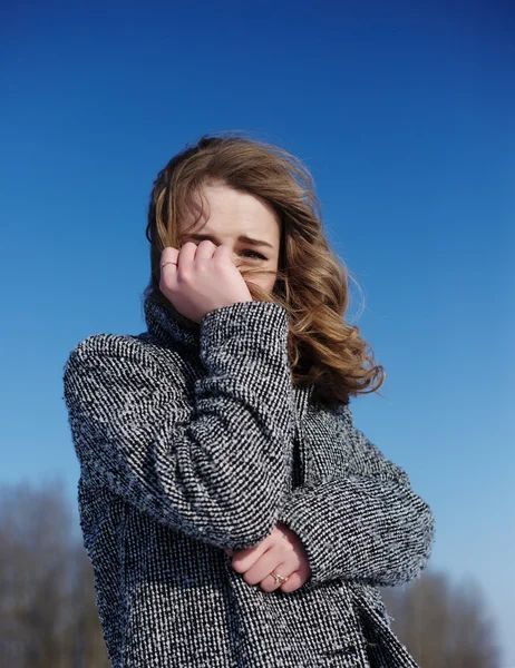 Висока мода дівчина в кардигані на відкритому повітрі взимку — стокове фото
