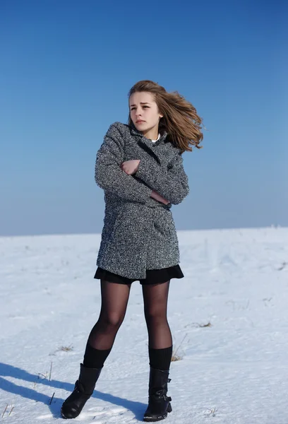 Menina de alta moda no casaco de lã ao ar livre no inverno — Fotografia de Stock