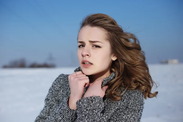 Dziewczyna mody w sweter odkryty w zimie — Zdjęcie stockowe
