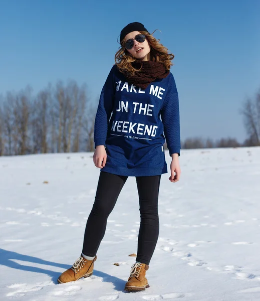 Висока мода дівчина в светрі і сонцезахисних окулярах на відкритому повітрі взимку — стокове фото