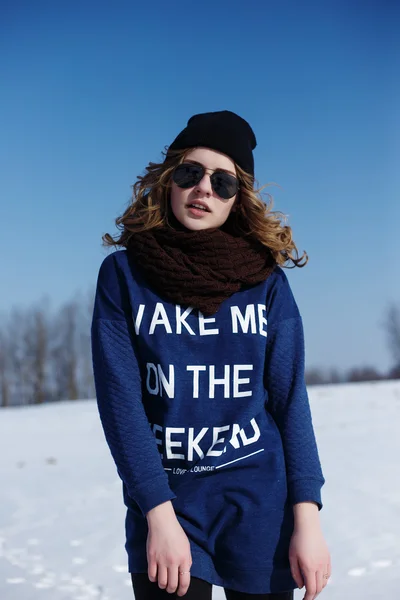 Alta moda ragazza in maglione e occhiali da sole all'aperto in inverno — Foto Stock
