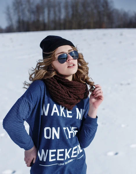 Alta moda ragazza in maglione e occhiali da sole all'aperto in inverno — Foto Stock