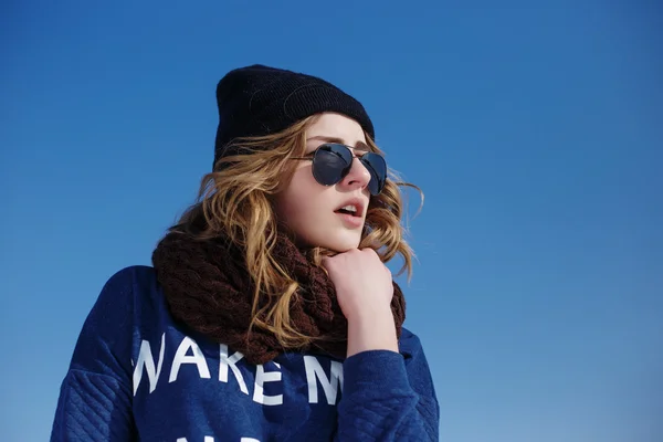 High-Fashion-Mädchen im Pullover und Sonnenbrille im Winter draußen — Stockfoto