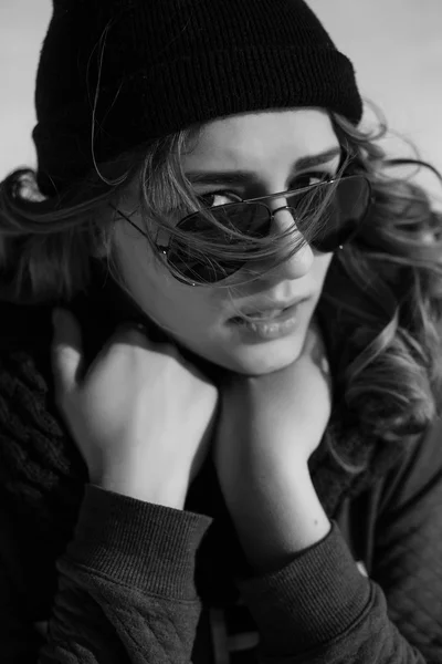 Dziewczyna mody w sweter i okulary odkryty w zimie czarno-białe zdjęcia — Zdjęcie stockowe