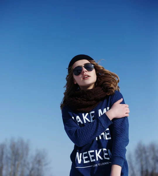 Alta moda ragazza in maglione e occhiali da sole all'aperto in inverno — Foto Stock