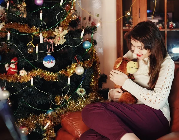 Noel ağacı içinde belgili tanımlık ev yakınındaki oyuncakla mutlu gülümseyen şehvetli kız — Stok fotoğraf