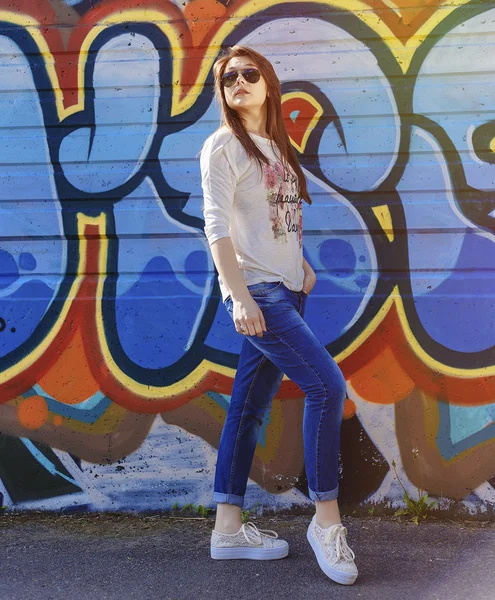 Стильна дівчина-хіпстер в сонцезахисних окулярах і джинсах на відкритому повітрі — стокове фото