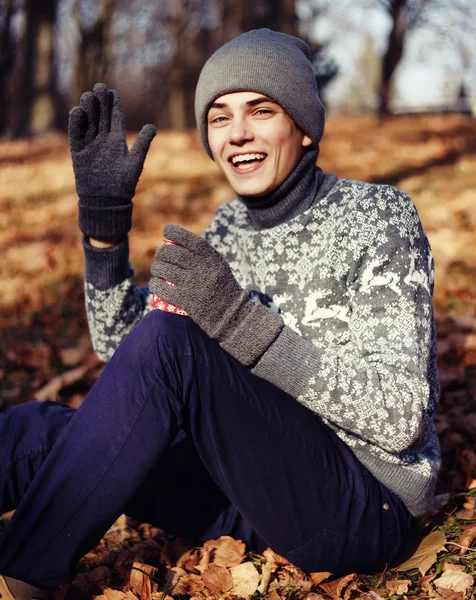 스웨터와 모자 차 또는을 공원에서 커피 한잔에 잘생긴 세련 된 행복 한 젊은 사람 — 스톡 사진