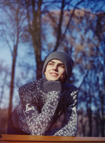 Joven hombre guapo en otoño entorno al aire libre usando de moda — Foto de Stock