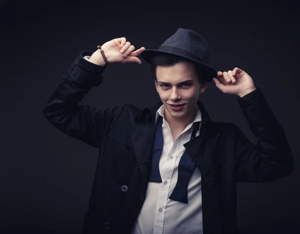 Vogue bel homme au chapeau et cravate déliée arc dans le portrait studio — Photo
