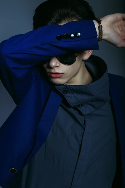 Красавец Vogue в куртке и солнцезащитных очках в студии — стоковое фото
