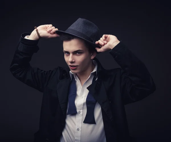 Vogue jóképű férfi a kalap és a feltétel nélküli döntetlen íj a stúdió-portré — Stock Fotó