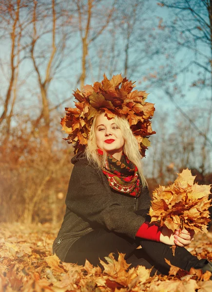 Bella ragazza in autunno con foglie — Foto Stock