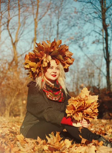 Beautiful girl in autumn with leaves — Stock Photo, Image