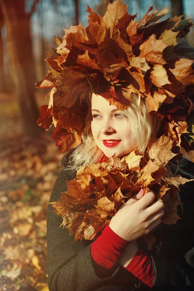 Bella ragazza in autunno con foglie — Foto Stock