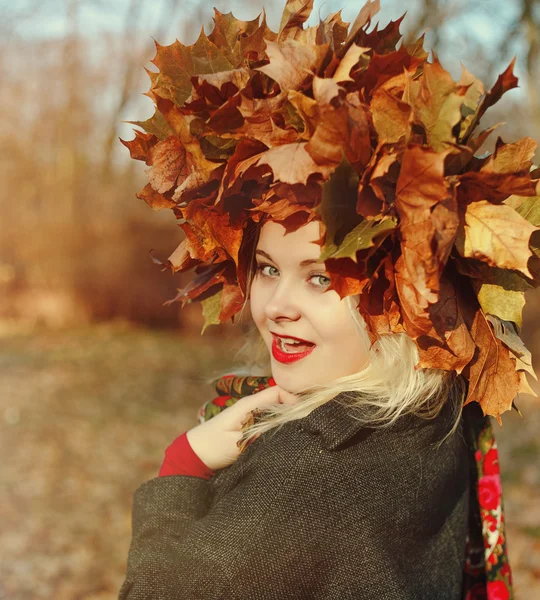 Bella ragazza in autunno con foglie — Foto Stock