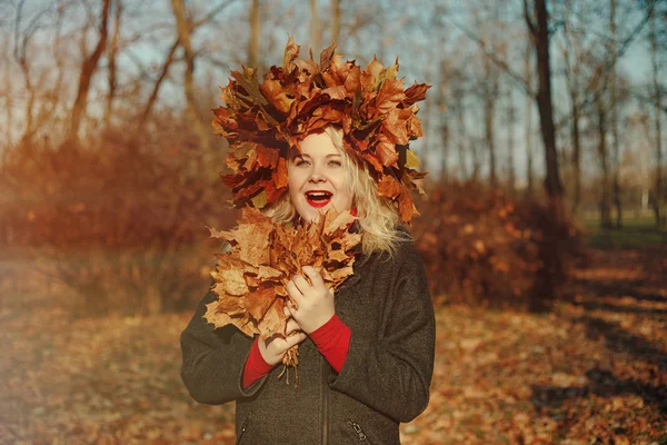Красива дівчина восени з листям — стокове фото