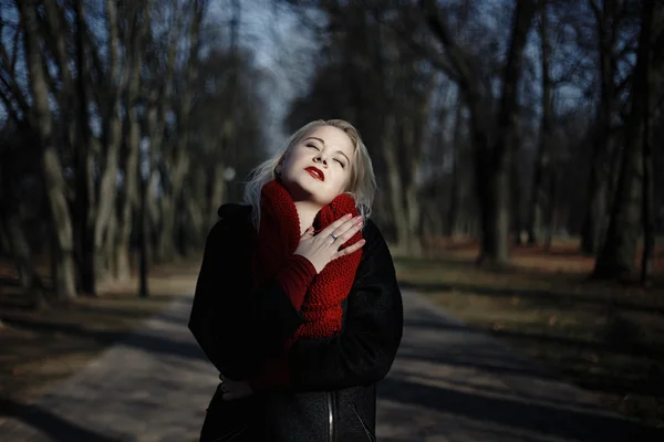 Misteriosa mujer solitaria en el parque de otoño —  Fotos de Stock