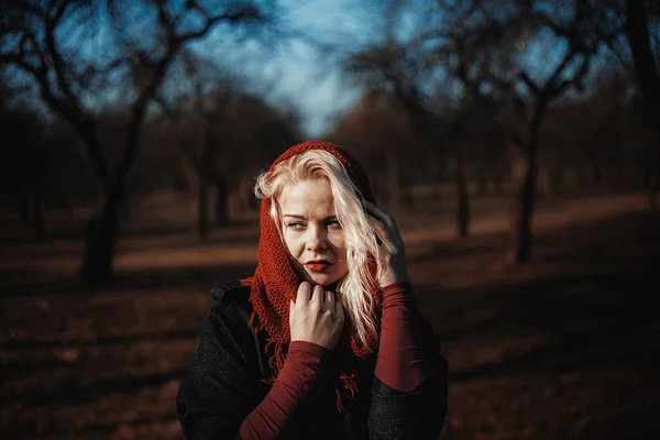 Mysterious lonely woman in autumn park — Stock Photo, Image