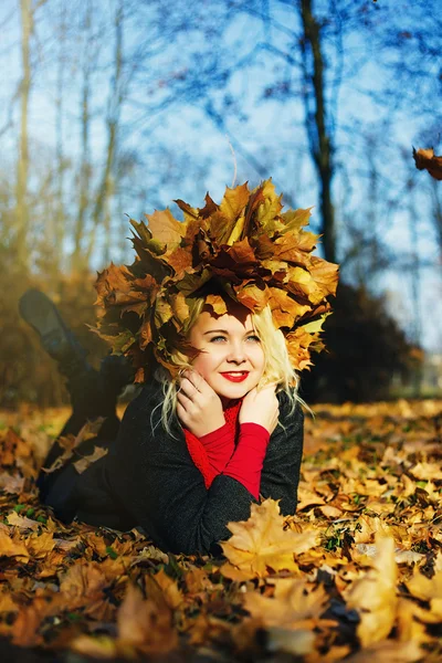 Mujer rubia de otoño en el soleado parque dorado —  Fotos de Stock