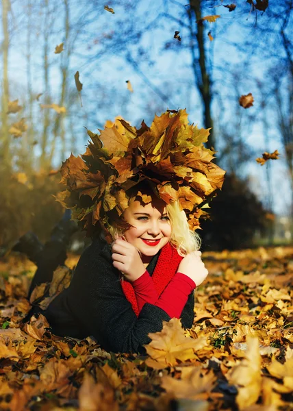 Höstens blond kvinna i gyllene solig park — Stockfoto