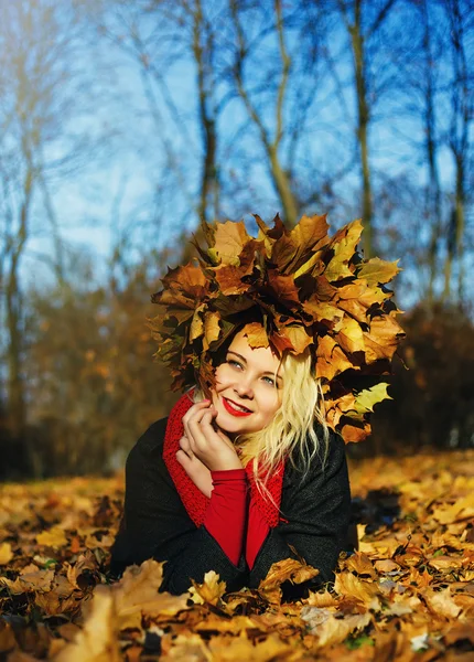 Höstens blond kvinna i gyllene solig park — Stockfoto