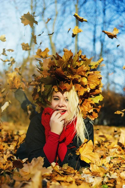 Höstens blond kvinna i gyllene solig park — Stockfoto