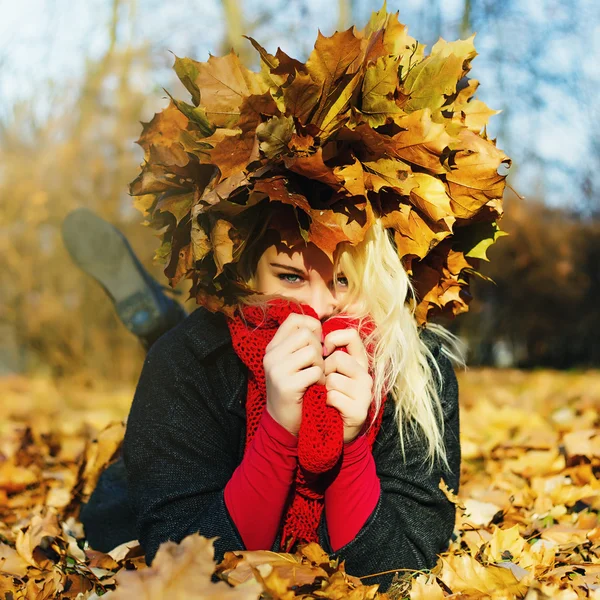 Autunno donna bionda nel parco dorato soleggiato — Foto Stock