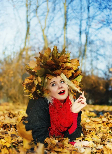 Höstens blond kvinna i gyllene solig park — Stockfoto