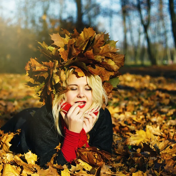 Höstens blond kvinna i gyllene solig park — Stockfoto
