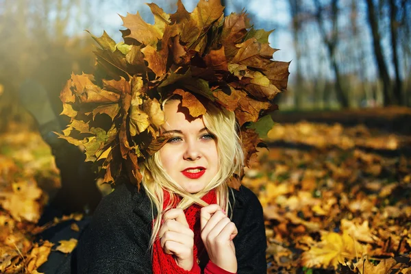 Autunno donna bionda nel parco dorato soleggiato — Foto Stock