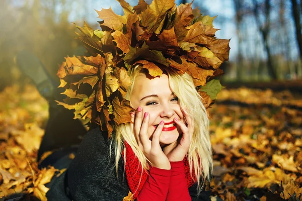 Mujer rubia de otoño en el soleado parque dorado —  Fotos de Stock