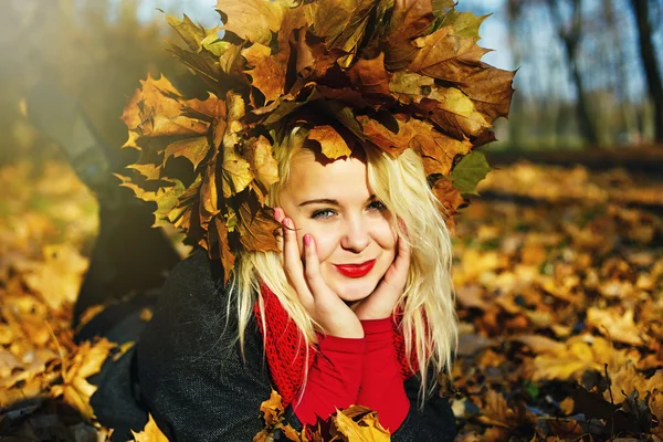 Autunno donna bionda nel parco dorato soleggiato — Foto Stock