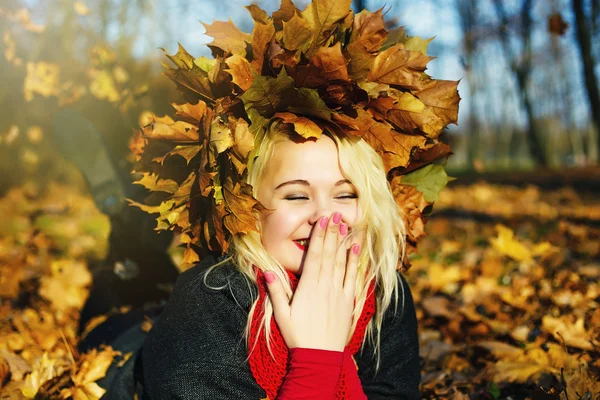 Herfst blonde vrouw in gouden zonnige park — Stockfoto