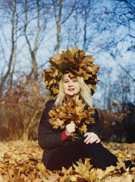 Autunno donna bionda nel parco dorato soleggiato — Foto Stock