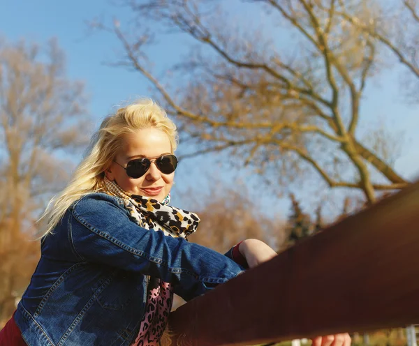 Schönheit romantisches Mädchen im Freien. schöne Teenager-Modell in Mode — Stockfoto