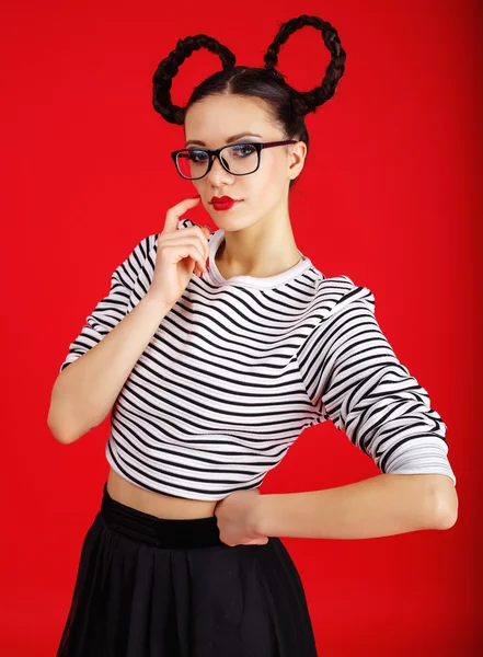 Moda senhora estilo vermelho preto. Menina bonita com minnie orelhas de rato — Fotografia de Stock