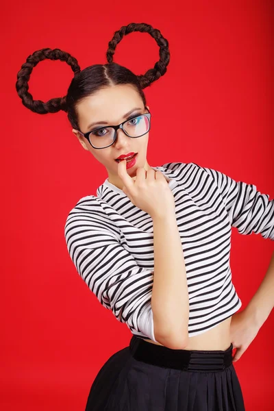 Dam svart röd stil. Vacker flicka med minnie mus öron — Stockfoto