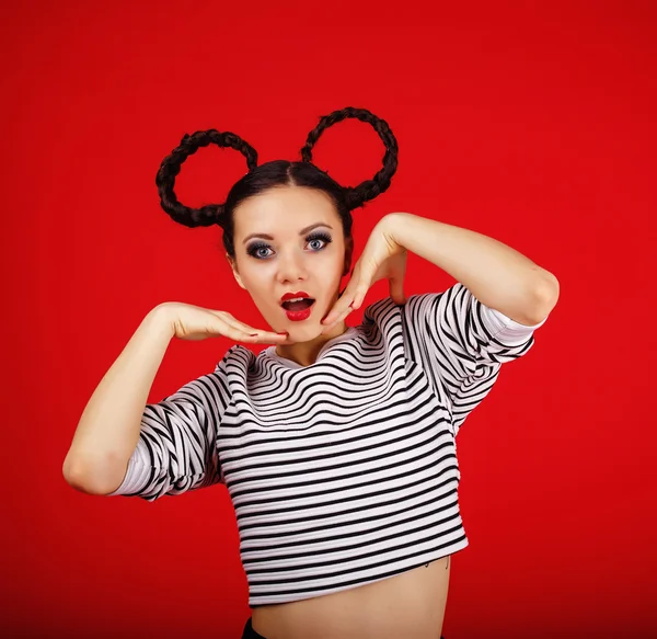 Moda senhora estilo vermelho preto. Menina bonita com minnie orelhas de rato — Fotografia de Stock