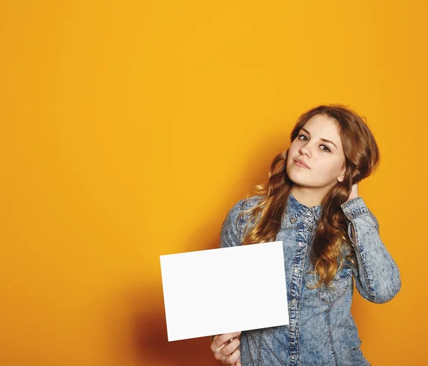 Mujer de negocios moderna sobre fondo amarillo con espacio de copia. Hola. — Foto de Stock