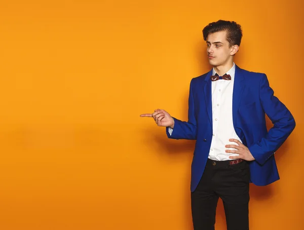 Retrato del joven hombre de negocios guapo, sobre fondo amarillo —  Fotos de Stock