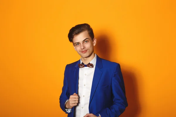 Портрет молодого привлекательного бизнесмена на жёлтом фоне — стоковое фото