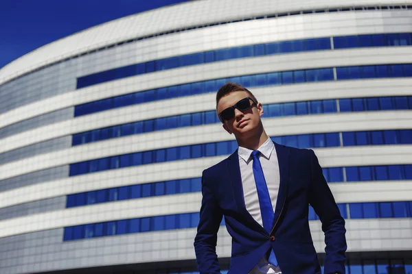 Retrato de um belo empresário em um ambiente urbano — Fotografia de Stock