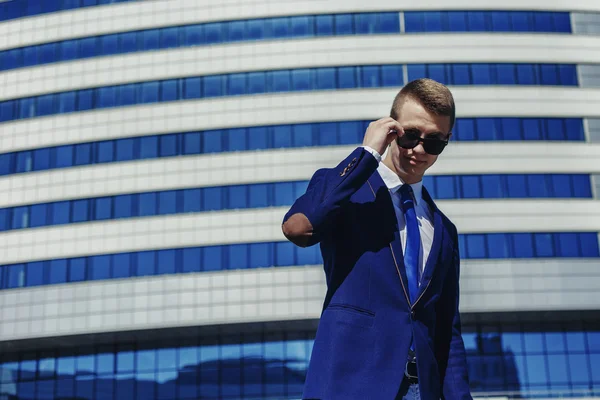 Retrato de un hombre de negocios guapo en un entorno urbano — Foto de Stock