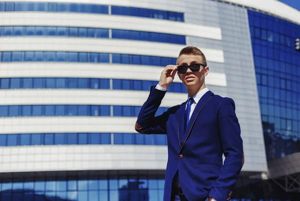 Retrato de un hombre de negocios guapo en un entorno urbano — Foto de Stock