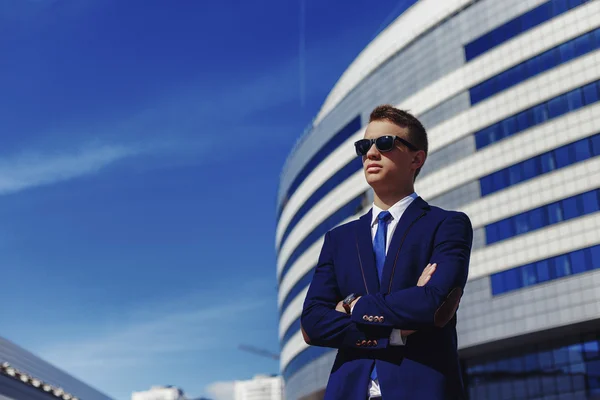 Retrato de un hombre de negocios guapo en un entorno urbano — Foto de Stock