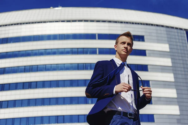 Retrato de un hombre de negocios guapo en un entorno urbano — Foto de Stock