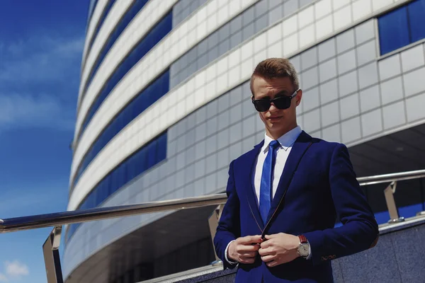 Retrato de un hombre de negocios guapo en un entorno urbano — Foto de Stock